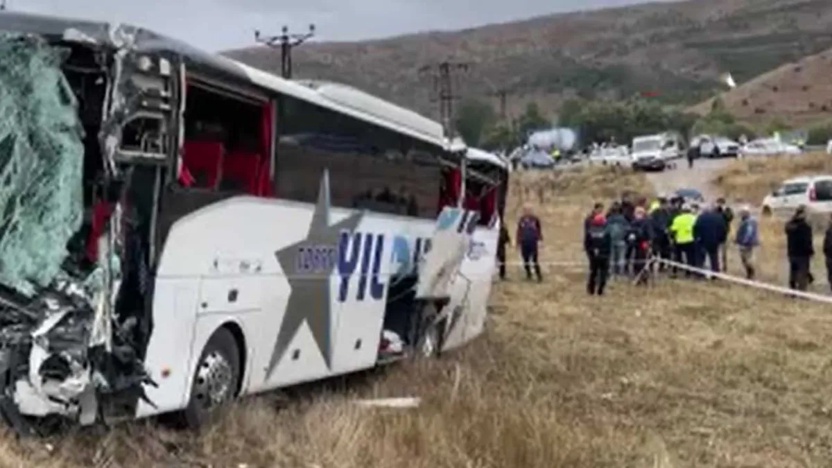 Yolcu otobüsü ile TIR çarpıştı! Çok sayıda yaralı var haberinin görseli