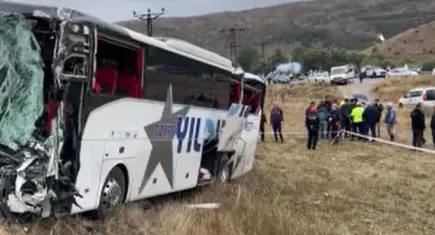 Yolcu otobüsü ile TIR çarpıştı! Çok sayıda yaralı var