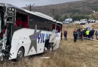 Yolcu otobüsü ile TIR çarpıştı! Çok sayıda yaralı var