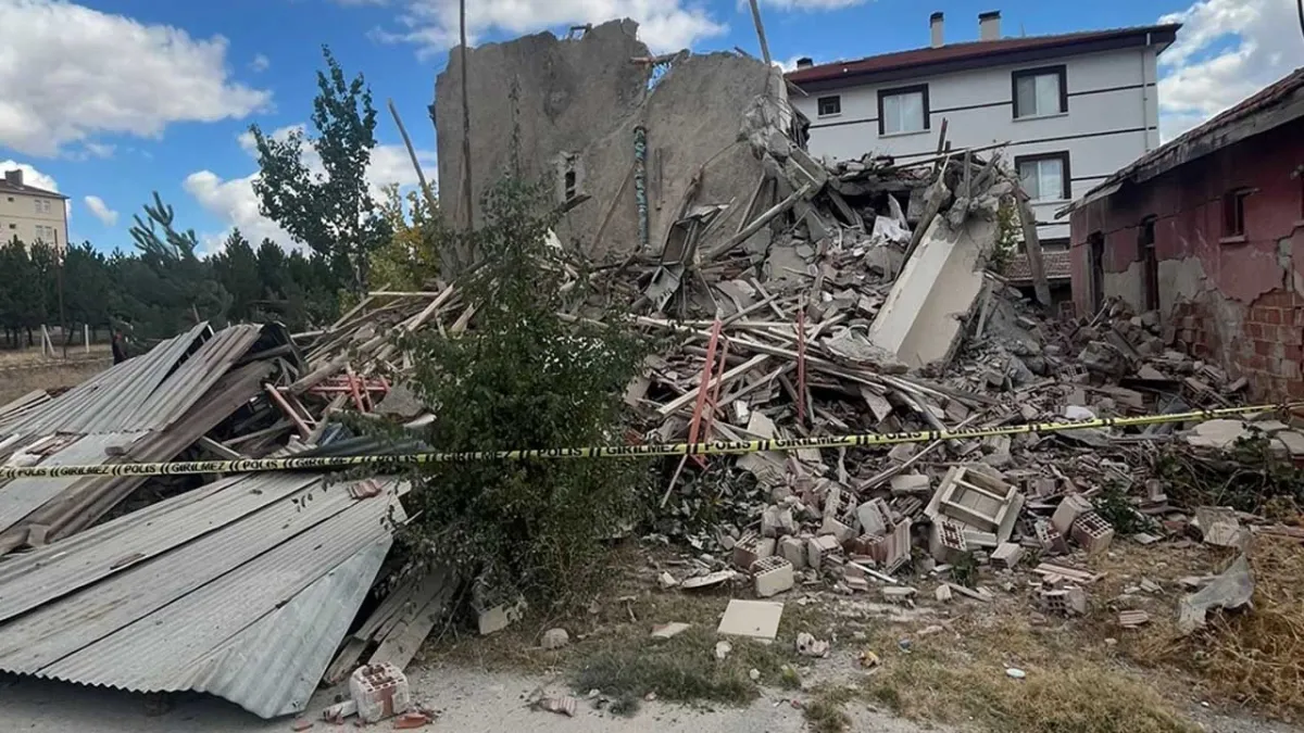 Başkentte facia: 3 katlı bina çöktü! haberinin görseli