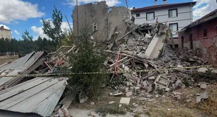 Başkentte facia: 3 katlı bina çöktü!