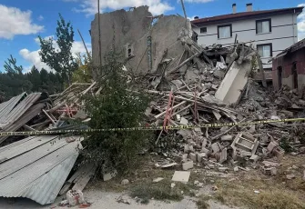 Başkentte facia: 3 katlı bina çöktü!
