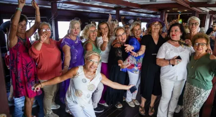 İzmir’de 1 Ekim Dünya Yaşlılar Günü’nde Bergama Vapuru’nda renkli körfez turu