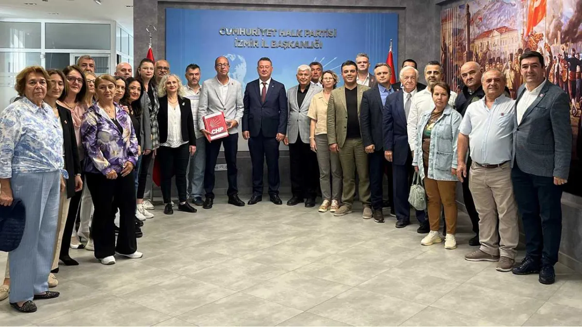 Memleket Partisi’nden CHP’ye toplu katılım: İzmir’de 1500 kişi CHP’ye geçti haberinin görseli