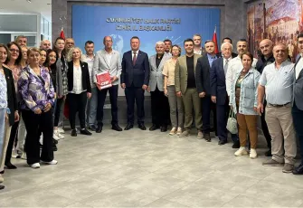 Memleket Partisi’nden CHP’ye toplu katılım: İzmir’de 1500 kişi CHP’ye geçti