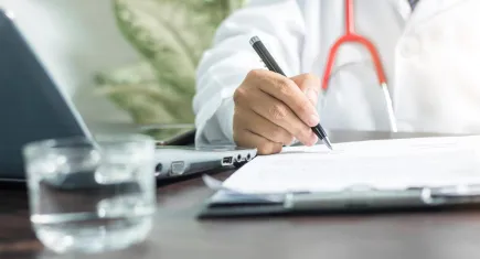 Okunaklı tıbbi reçete temel hak sayıldı: Tıp fakültelerinde el yazısı dersi zorunlu olacak