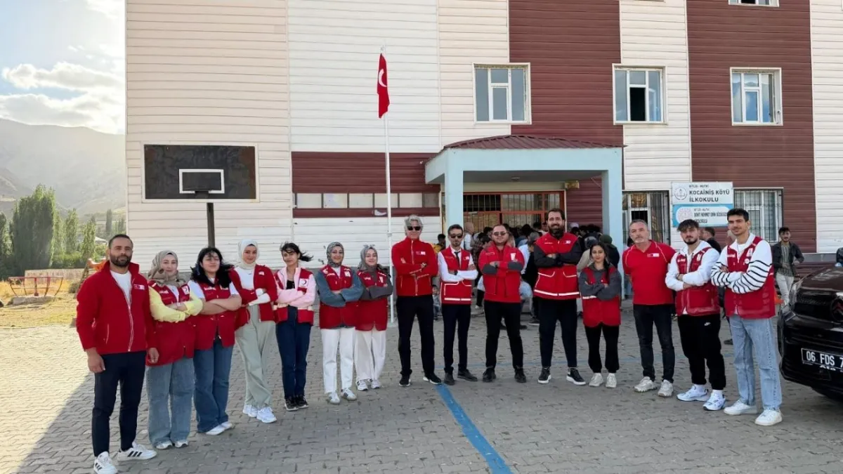 Türk Kızılay’dan Bitlis’te anlamlı ziyaret: Çocukların yüzünü güldürdü haberinin görseli