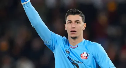 Berke Özer'den Roma deplasmanında şov: 3 kere tekrarlanan penaltıyı 3 kere kurtardı 