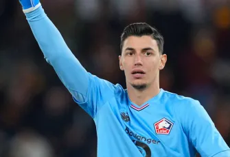Berke Özer'den Roma deplasmanında şov: 3 kere tekrarlanan penaltıyı 3 kere kurtardı 