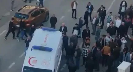 Husumetli aileler duruşma sonrası ortalığı savaş alanına çevirdi 