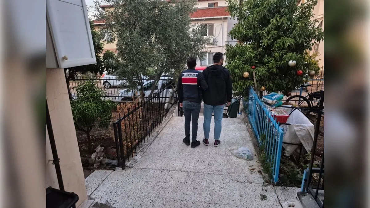 İzmir haber: FETÖ operasyonunda 12 şüpheli tutuklandı haberinin görseli