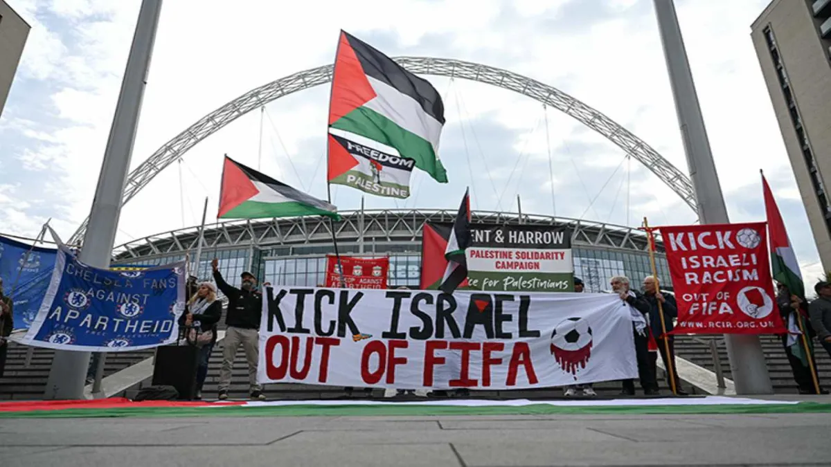 Wembley’de ‘İsrail’i FIFA’dan atın’ sloganları haberinin görseli