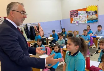 Bakan Işıkhan, İzmir’de çocukluk yıllarının geçtiği okulda öğrencilerle buluştu