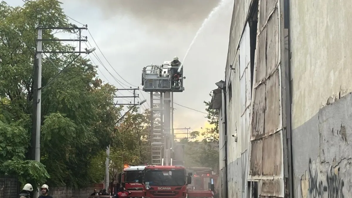 Bornova’da depo yangını korkuttu: İtfaiye alevleri çevreye sıçramadan kontrol altına aldı haberinin görseli