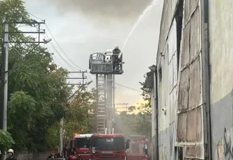 Bornova’da depo yangını korkuttu: İtfaiye alevleri çevreye sıçramadan kontrol altına aldı