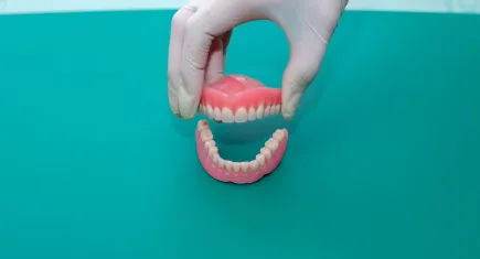 Diz protezi cerrahisi: Ağrısız yürüyüş ve uzun ömürlü çözümler mümkün mü?