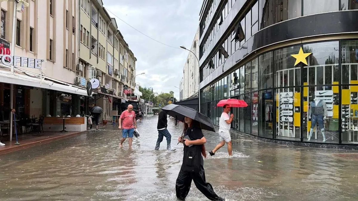 Fethiye&#039;de sağanak etkili oldu: Cadde ve sokaklar göle döndü haberinin görseli