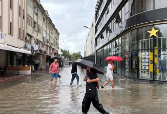 Fethiye'de sağanak etkili oldu: Cadde ve sokaklar göle döndü