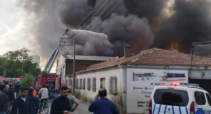 İzmir'de depo yangını: Alevler gökyüzünü kapladı