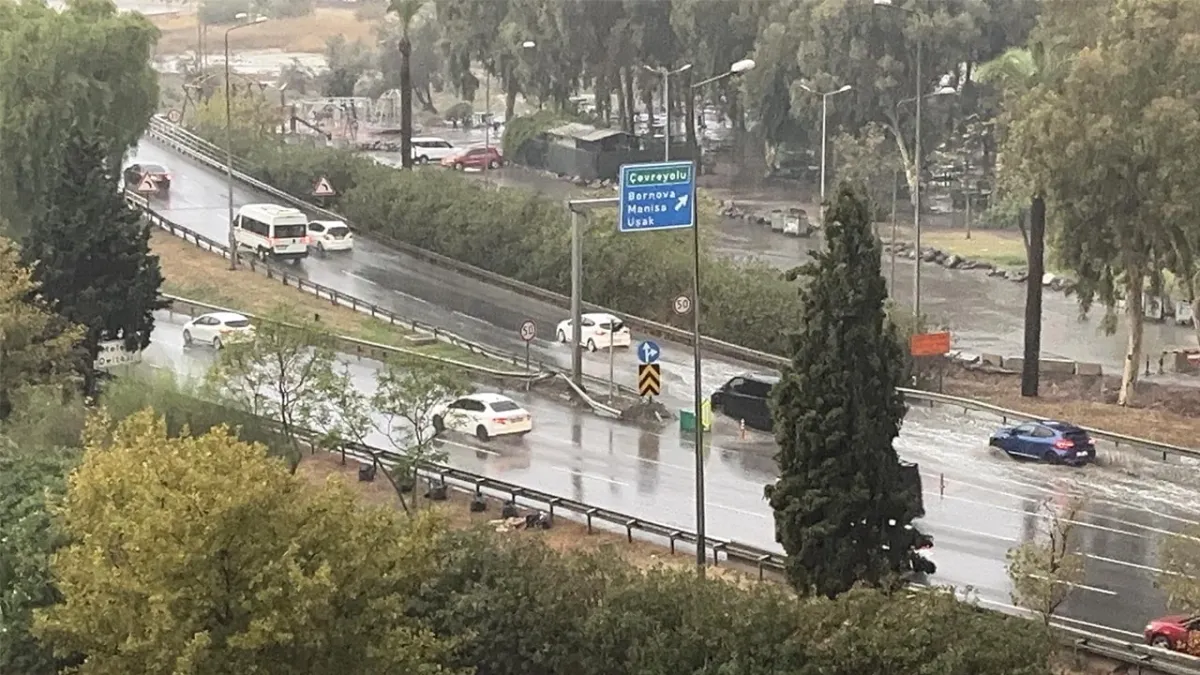 İzmir’de yağış etkili oldu: Sağanak hayatı olumsuz etkiledi haberinin görseli