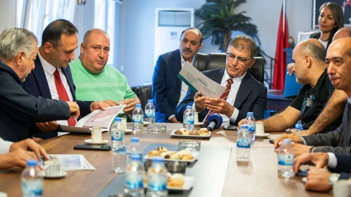 İzmir’in ayakkabı merkezi Işıkkent’te Başkan Tugay esnafla buluştu haberinin görseli