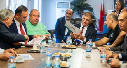 İzmir’in ayakkabı merkezi Işıkkent’te Başkan Tugay esnafla buluştu