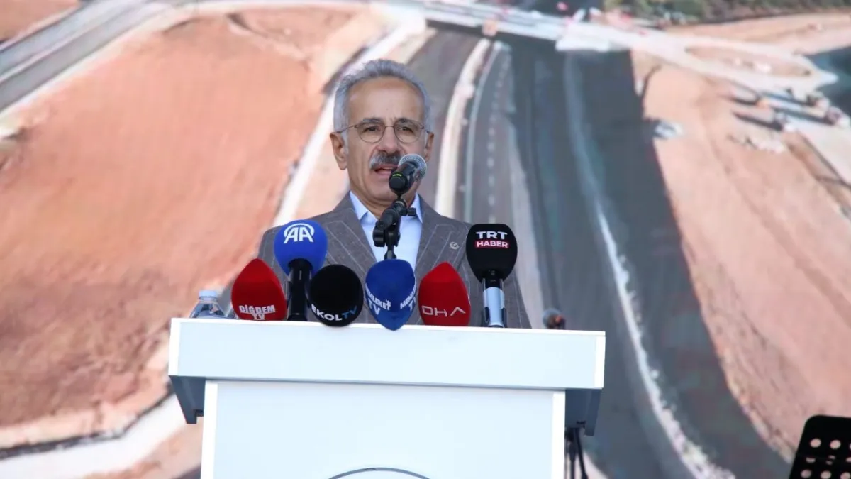 Bakan Uraloğlu’ndan Kaman’a mesaj: “Her yol, cevizini ve kültürünü dünyaya taşıyan bir bağdır” haberinin görseli