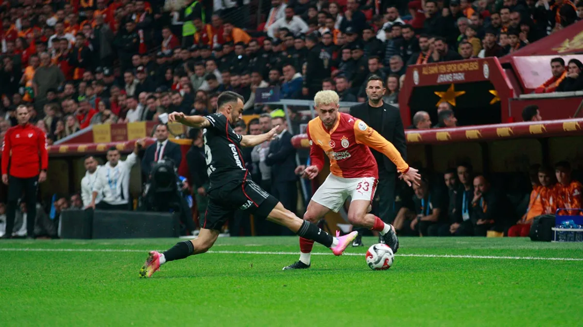 Beşiktaş derbide ilk yarıyı önde kapattı, Galatasaray 10 kişi kaldı haberinin görseli