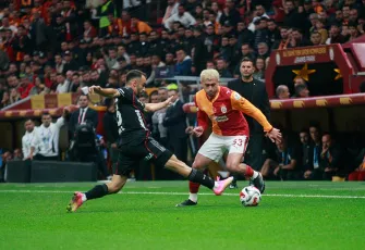 Beşiktaş derbide ilk yarıyı önde kapattı, Galatasaray 10 kişi kaldı