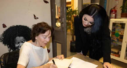 Dünya edebiyatının önemli ismi Kenizé Mourad İzmir’de okurlarıyla buluştu