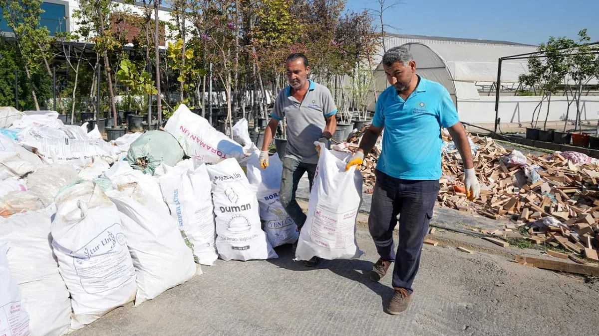 Gaziemir Belediyesi’nden ihtiyaç sahiplerine kışlık odun desteği haberinin görseli