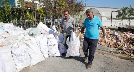 Gaziemir Belediyesi’nden ihtiyaç sahiplerine kışlık odun desteği