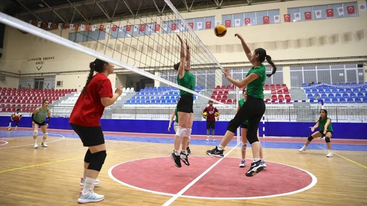 Hakkari kadın voleybolunda 1. lig hayali: Genç sporcularla yeni sezona hazırlık haberinin görseli