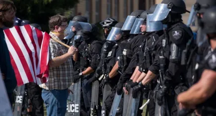 Illinois’te ICE tesisinde gergin anlar: Göçmen politikaları protesto edildi, 12 kişi gözaltında