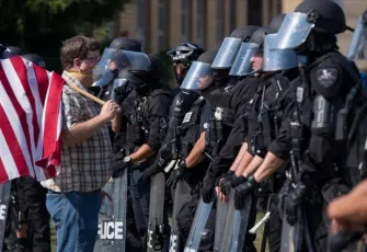 Illinois’te ICE tesisinde gergin anlar: Göçmen politikaları protesto edildi, 12 kişi gözaltında