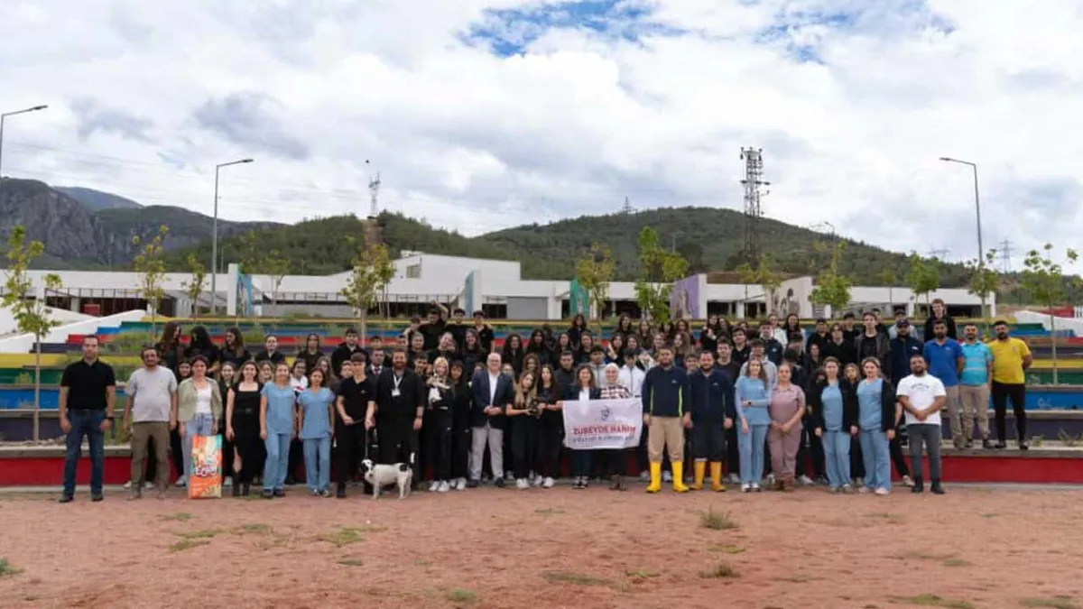 İzmir Büyükşehir Belediyesi’nden öğrencilere hayvan bakımı eğitimi haberinin görseli