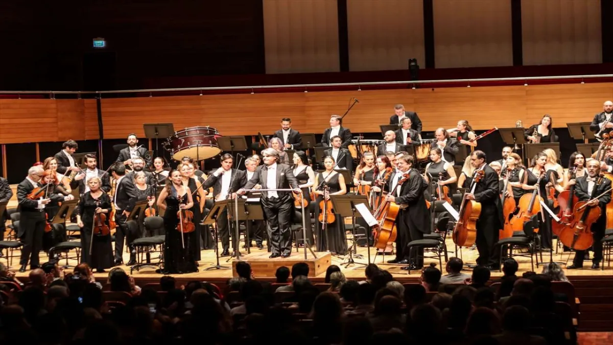 İzmir Devlet Senfoni Orkestrası 50. yıl sezonunu Beethoven ve Çaykovski ile açtı haberinin görseli