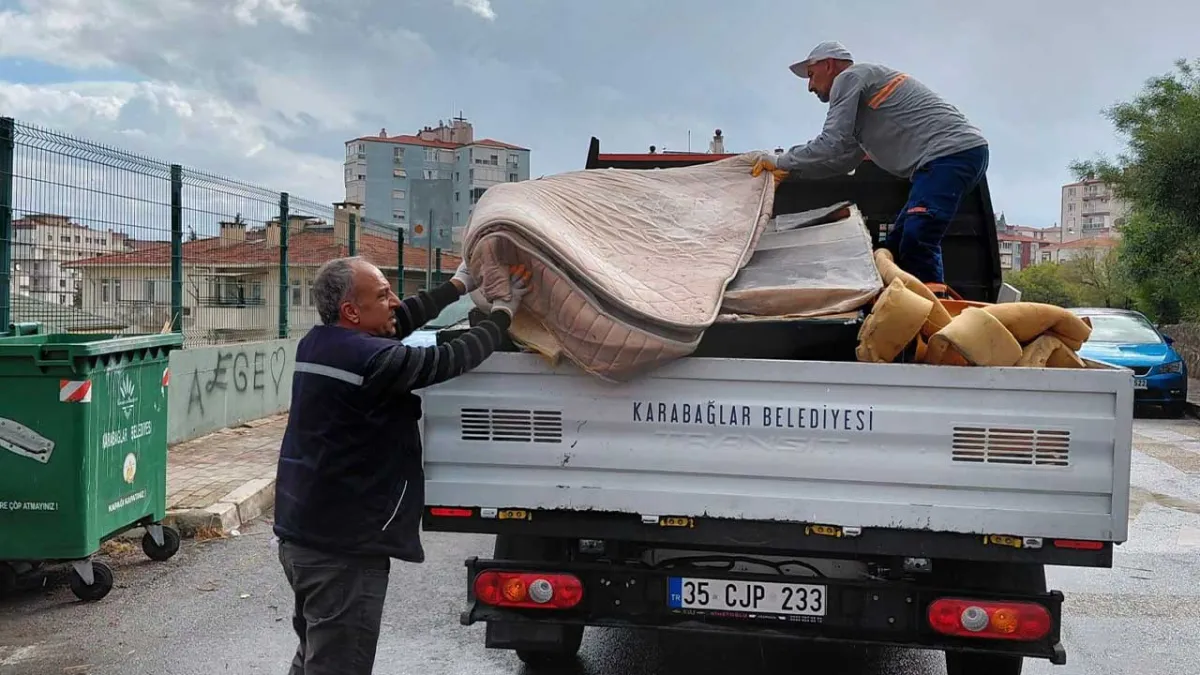 Karabağlar’da 10 mahallede mobilya atığı toplandı haberinin görseli