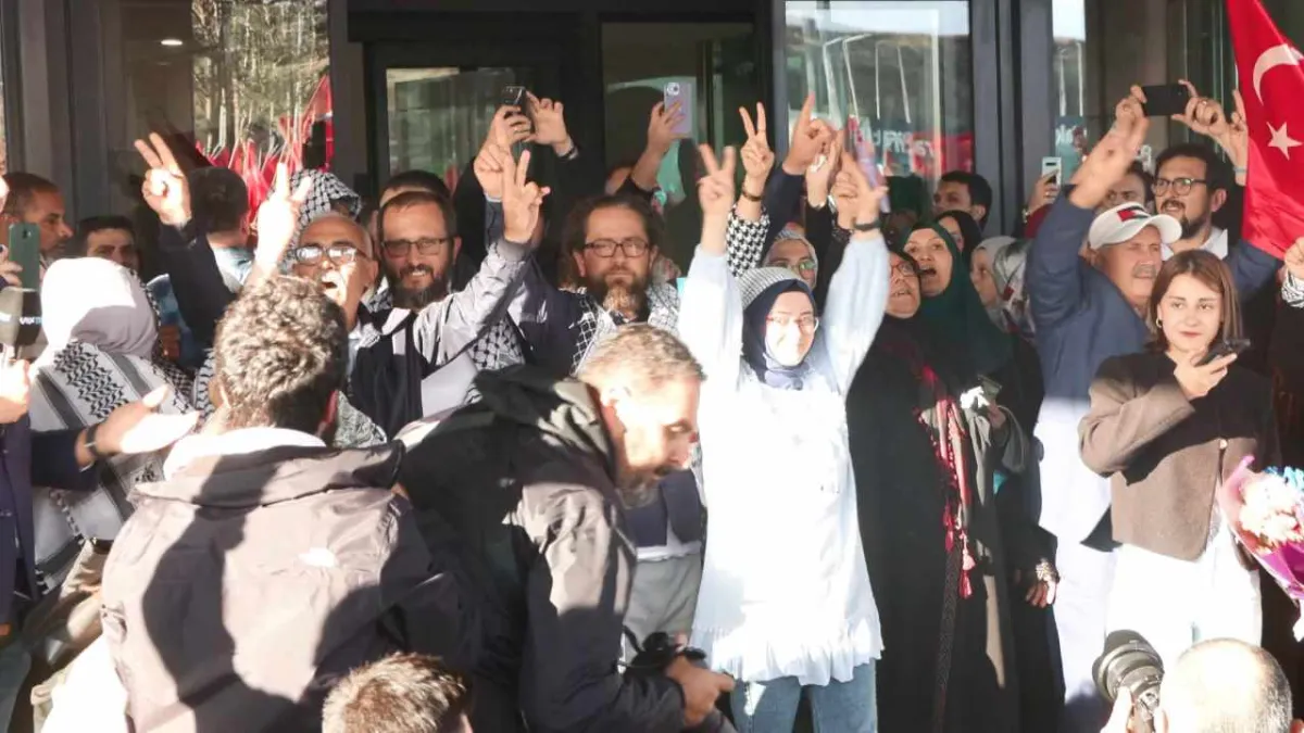 Küresel Sumud Filosu aktivistleri İstanbul&#039;da: Temiz su vermediler, 40 saate yakın yemek alamadık haberinin görseli