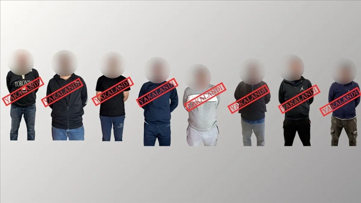 Bakan Yerlikaya duyurdu: Kırmızı bültenle ve ulusal çapta aranan 8 suçlu Türkiye’ye getirildi haberinin görseli