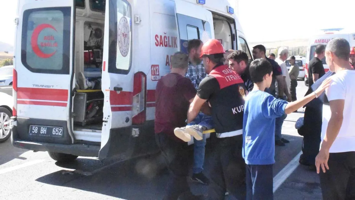 Hafif ticari araç ile otomobil çarpıştı: Çok sayıda  yaralı var! haberinin görseli