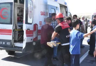 Hafif ticari araç ile otomobil çarpıştı: Çok sayıda  yaralı var!