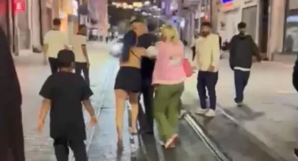 İstiklal Caddesi’nde peş peşe olay: Tartıştığı kişiye kemerle saldırdı