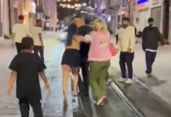 İstiklal Caddesi’nde peş peşe olay: Tartıştığı kişiye kemerle saldırdı