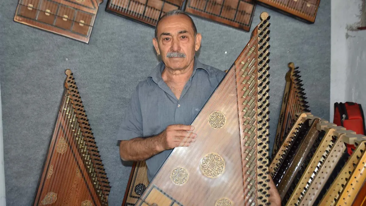 İzmir’de 20 yıldır kanun üretiyor: Arızalanan enstrümanını tamir ederken kanun üreticisi oldu haberinin görseli