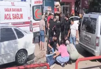 Manisa'da bıçaklı saldırı:  Eski eşi ile onun yanındaki kişiyi bıçakladı!