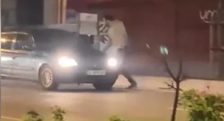 Yolun ortasında duran şüpheli, sürücülere ve vatandaşlara saldırdı