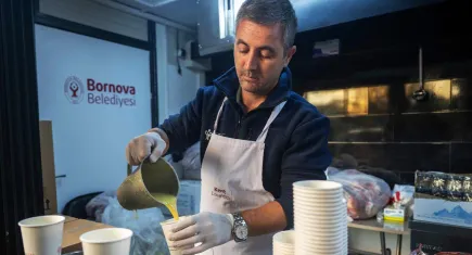 Bornova Belediyesi’nden vatandaşlara sıcak çorba ikramı başladı