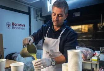 Bornova Belediyesi’nden vatandaşlara sıcak çorba ikramı başladı