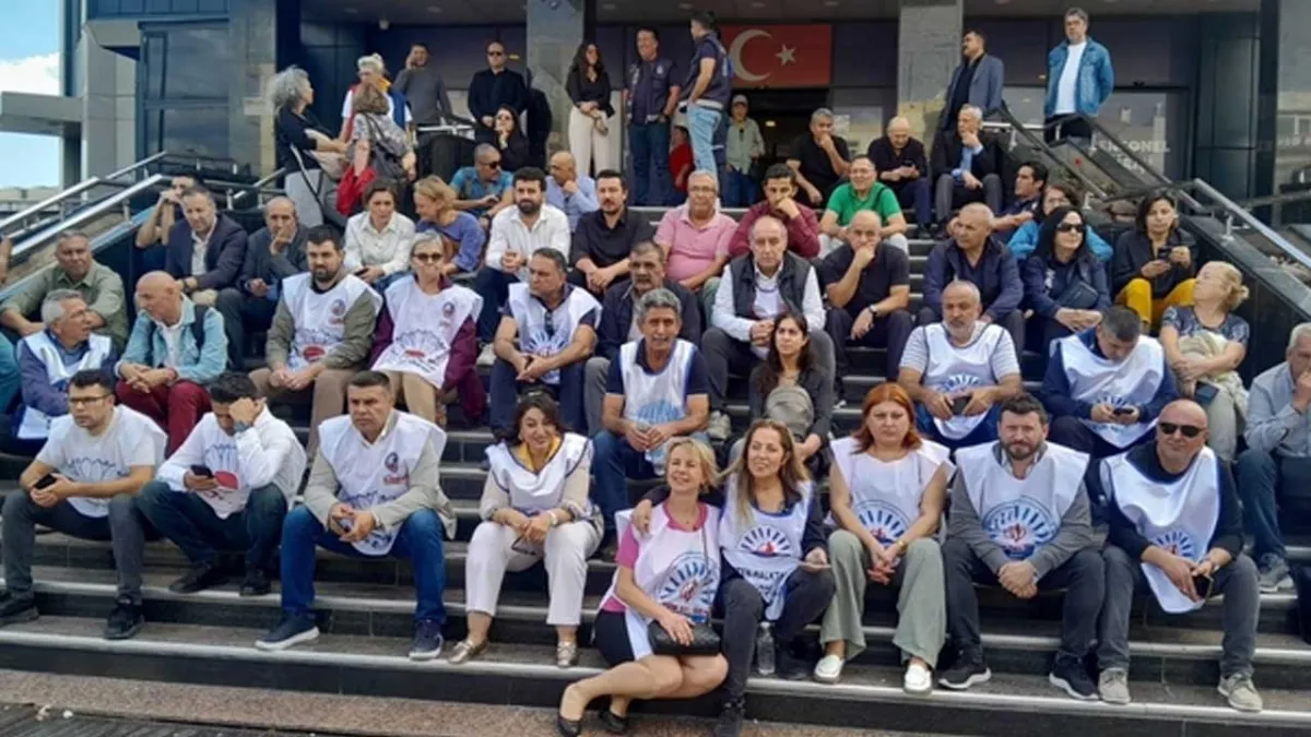 Buca Belediyesi memurları  maaş alamadılar: İsyan bayrağını çektiler! haberinin görseli